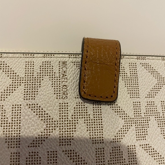Michael Kors wristlet clutch - Picture 3 of 7